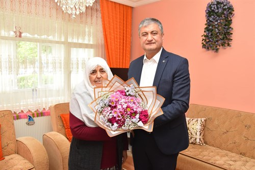 Valimiz Mustafa Yavuz, Anneler Günü Nedeniyle  Şehit Annelerimizi Ziyaret Ederek Anneler Günü'nü Kutladı.